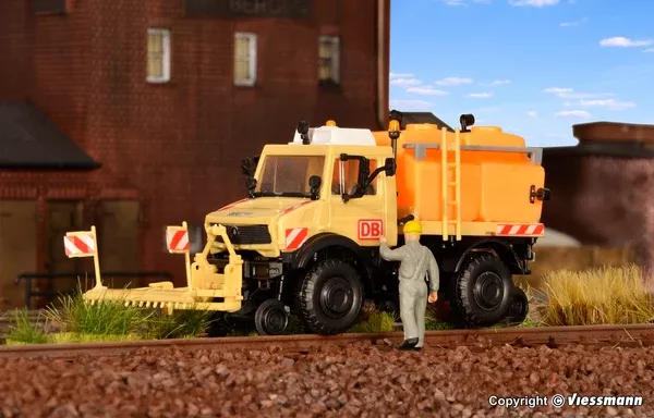 16303 – Two Way UNIMOG With Spray & Cleaning Device (HO Scale)