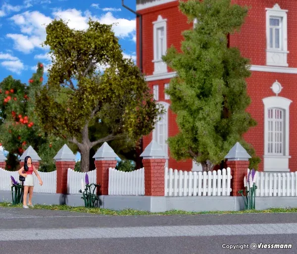 38630 - Wooden Fence Kit (HO Scale)