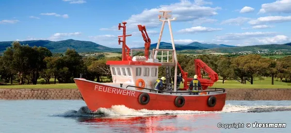 39154 – Fire Fighting Boat Kit (HO Scale)