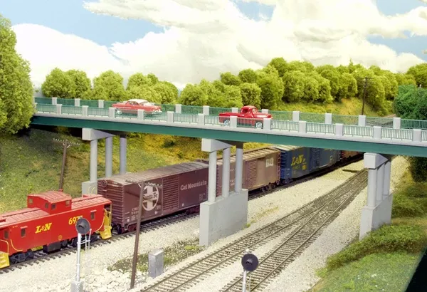 628-0123 - Wrought Iron 150' Highway Overpass Kit (HO Scale)
