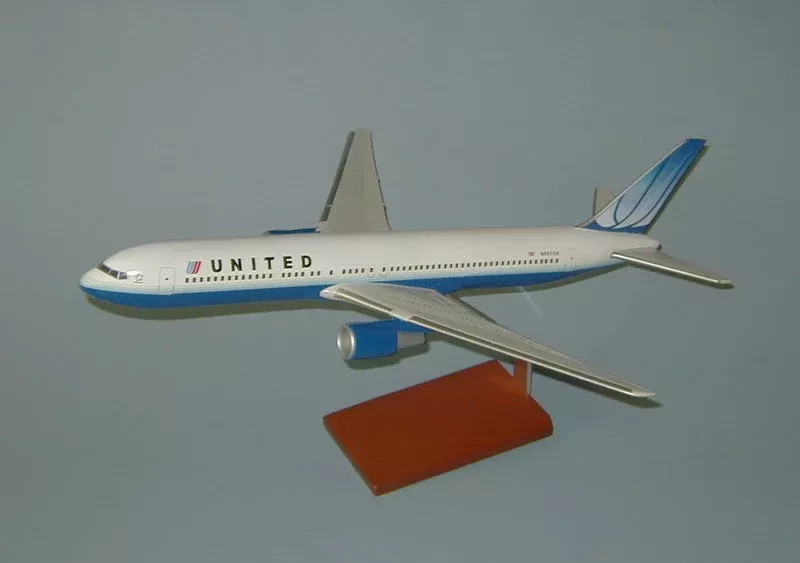 767-300 / United Airplane Model