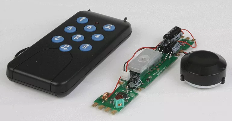 MRC MRC1028 On-Board Sound & Throttle Control Receiver w/Remote Controller — Fits Athearn SD45, HO Scale