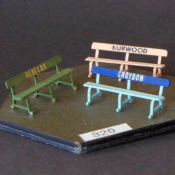 Uneek – UN-320 – Platform Seats 1920s – 3pc (HO Scale)