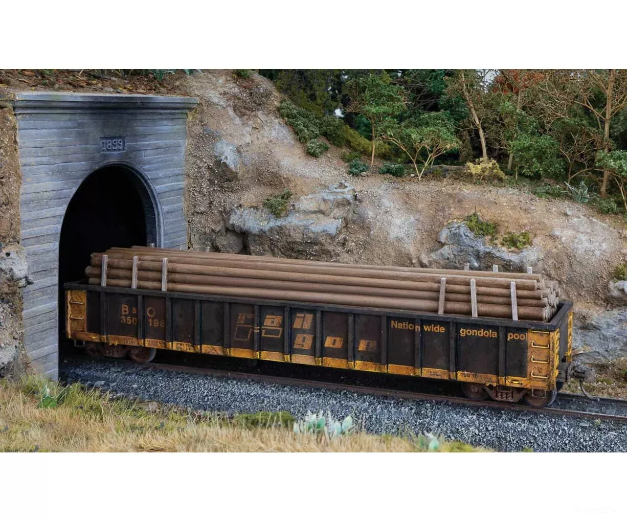 Walthers HO Cornerstone 4174 Utility Poles Load – Kit – Fits most 50′ & larger gondolas – sold separately