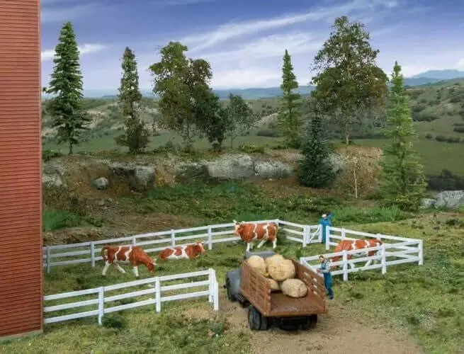 Walthers SceneMaster HO 3-Rail Farm Fence Kit
